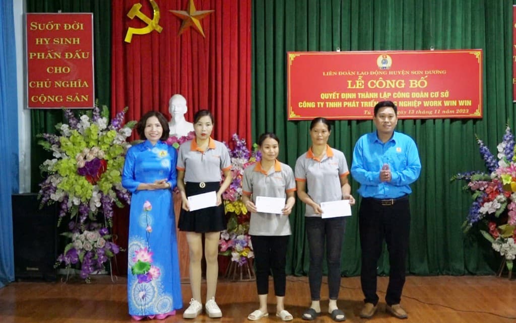 Trao tặng tại lễ thành lập Công đoàn