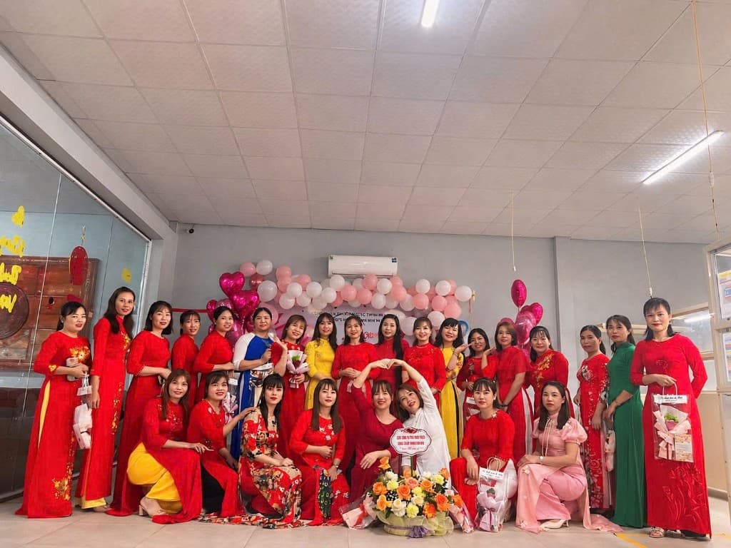 Sinh hoạt chúc mừng 8/3 trong công ty